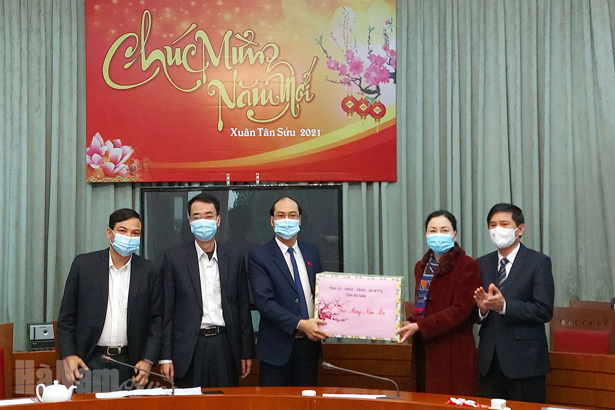 Lãnh đạo tỉnh thăm các đơn vị trực Tết