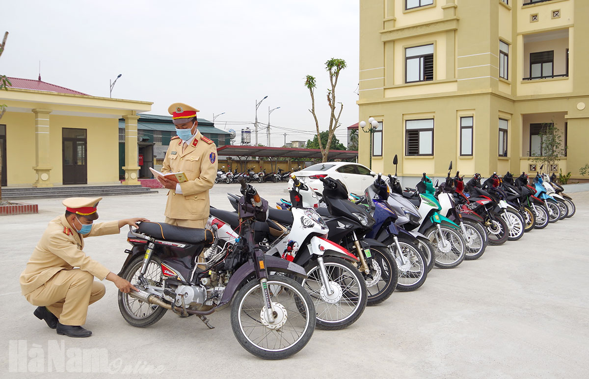 Công an TP. Phủ Lý tạm giữ nhiều xe mô tô tự chế pô nổ