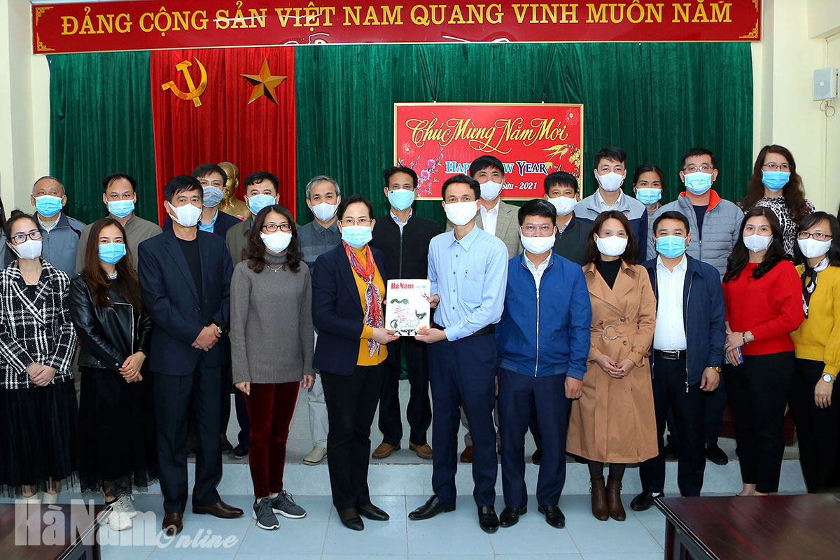 Đồng chí Bí thư Tỉnh ủy Lê Thị Thủy thăm, động viên cán bộ, phóng viên Báo Hà Nam trong ngày làm việc đầu năm mới