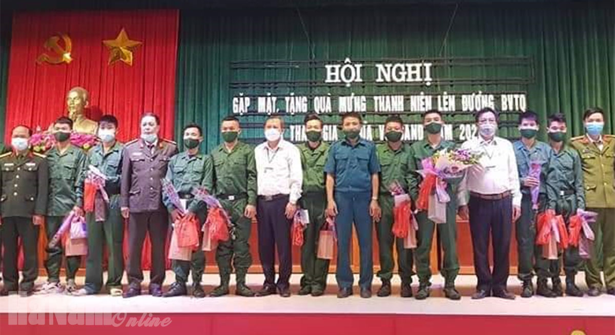 Xã Thanh Tân gặp mặt tặng quà thanh niên sẵn sàng nhập ngũ