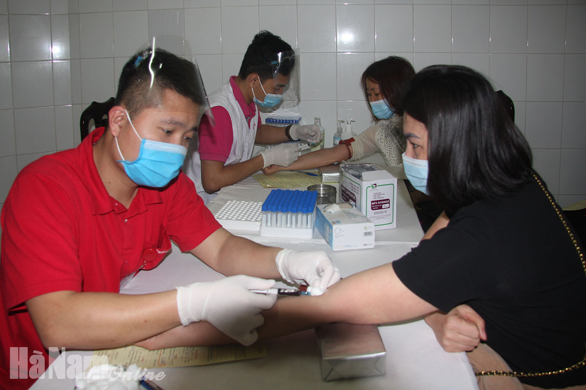 Gần 500 tình nguyện viên ngành y tế tham gia hiến máu tình nguyện