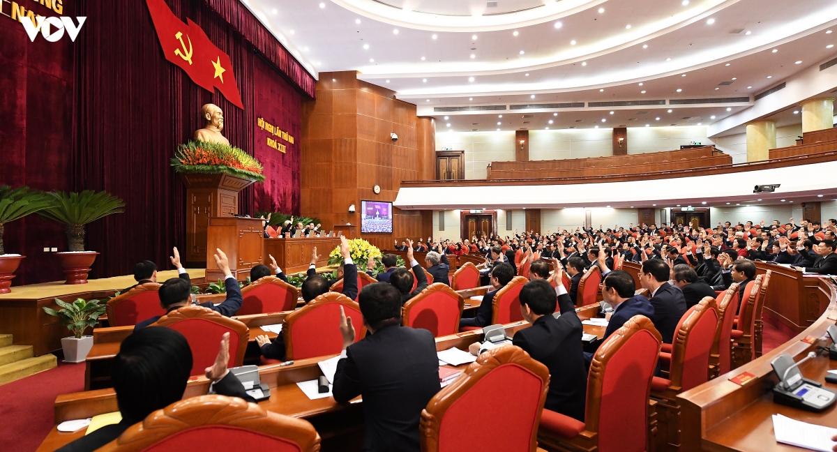 Thông cáo ngày làm việc thứ nhất của Hội nghị Trung ương 2