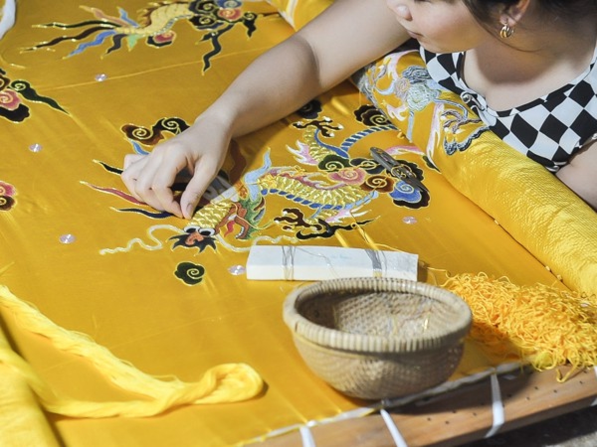 Về thăm ngôi làng duy nhất thêu long bào ở Hà Nội