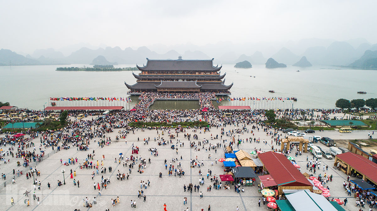 Biển người tham quan chùa Tam Chúc ngày cuối tuần