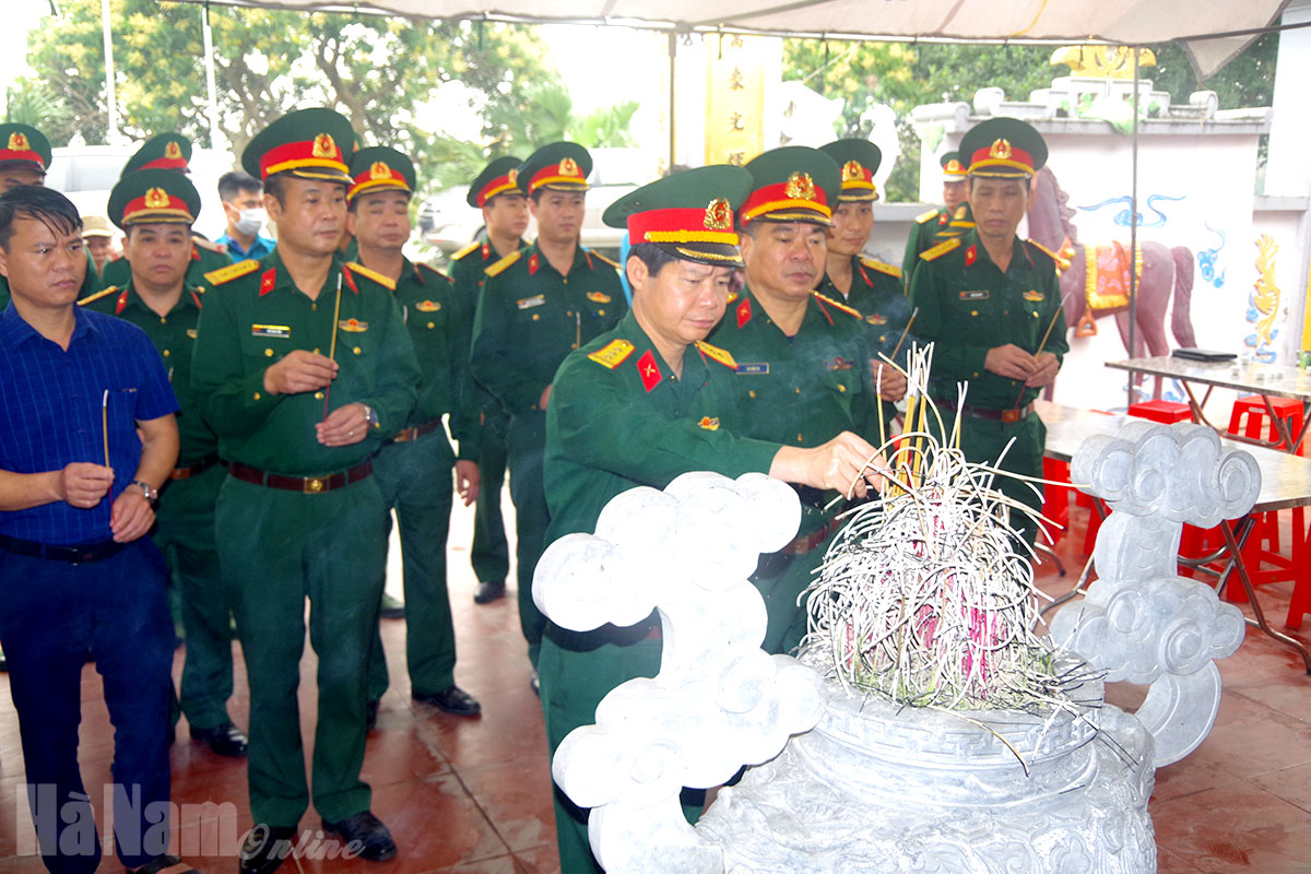 Bộ CHQS tỉnh Hà Nam tổ chức dâng hương kỷ niệm ngày thành lập LLVT tỉnh