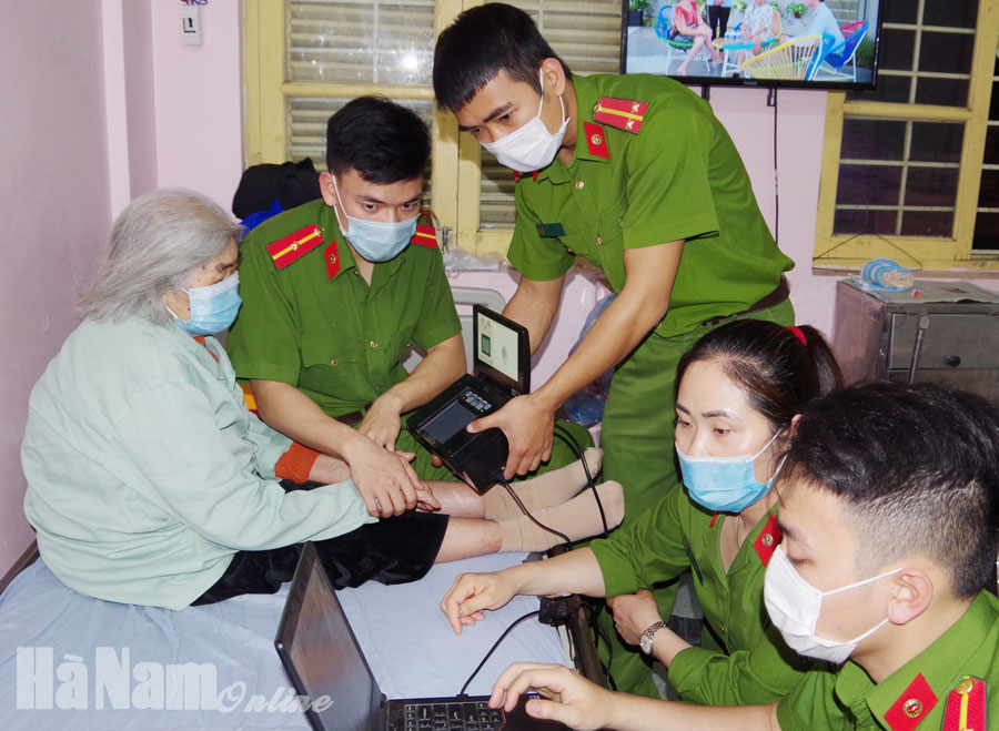 Công an huyện Thanh Liêm đến nhà làm căn cước công dân cho các Mẹ Việt Nam anh hùng