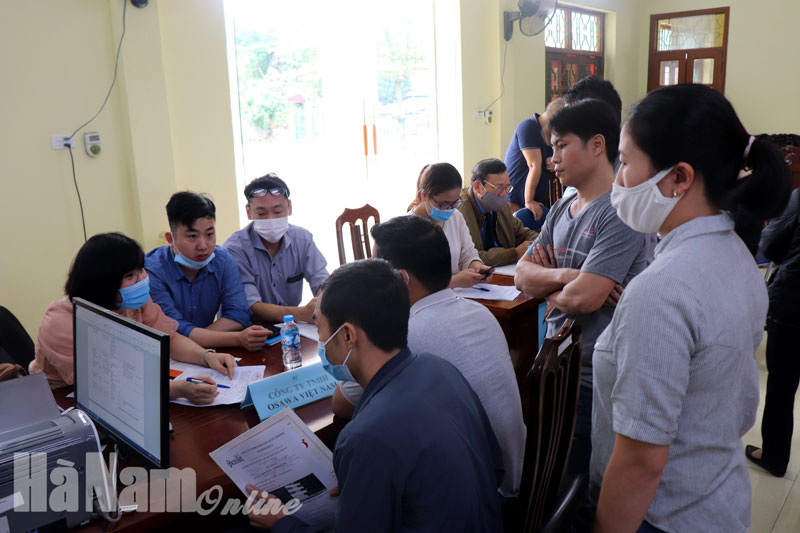 Hàng trăm lao động tham gia phiên giao dịch việc làm đầu tiên năm 2021