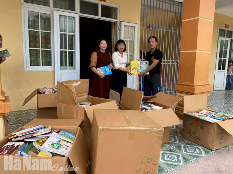 Trường Tiểu học và Trung THCS Đồn Xá được tặng trên 3000 cuốn sách