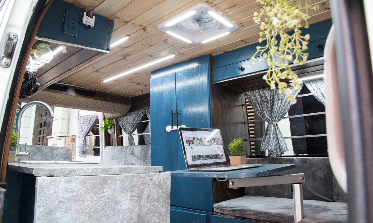 Gia đình du lịch bằng 'ngôi nhà di động'