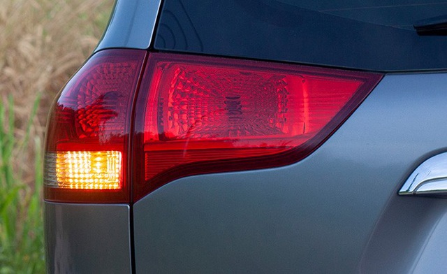 Sử dụng đèn xi-nhan đúng: Tưởng đơn giản mà không phải ai cũng rõ