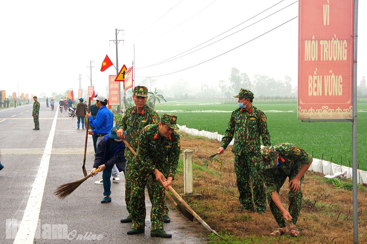 LLVT huyện Lý Nhân tham gia dọn vệ sinh môi trường