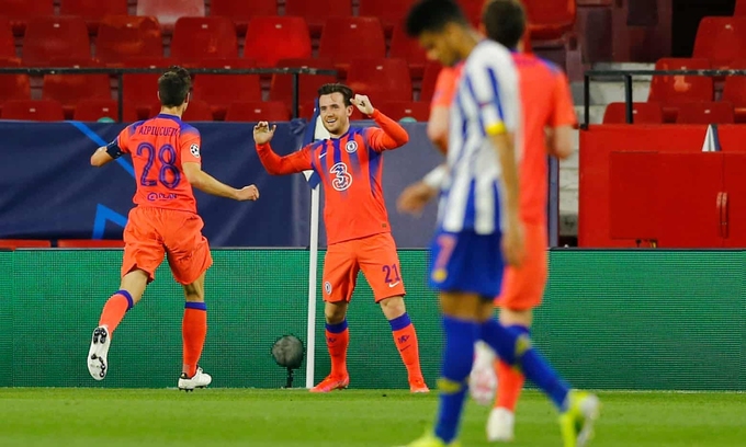 Chelsea đặt một chân vào bán kết