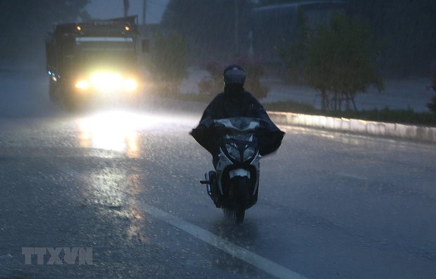 Không khí lạnh gây mưa dông cục bộ ở Bắc Bộ, đêm 8/4 trời chuyển lạnh