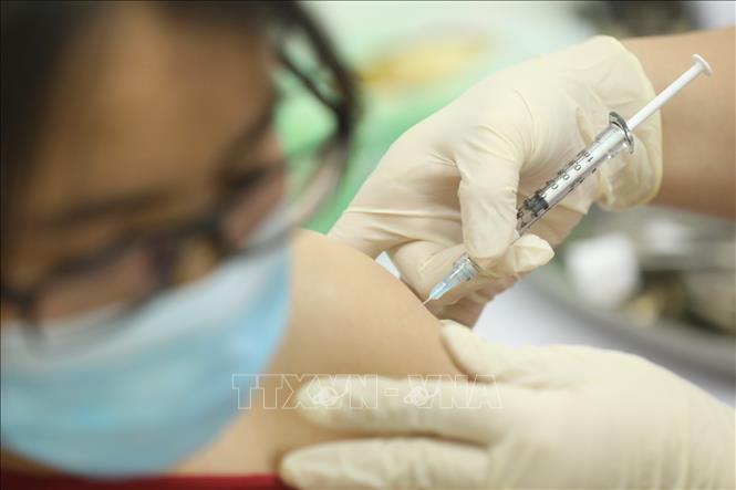 Sáu người đầu tiên tiêm thử nghiệm mũi 2 vaccine COVIVAC