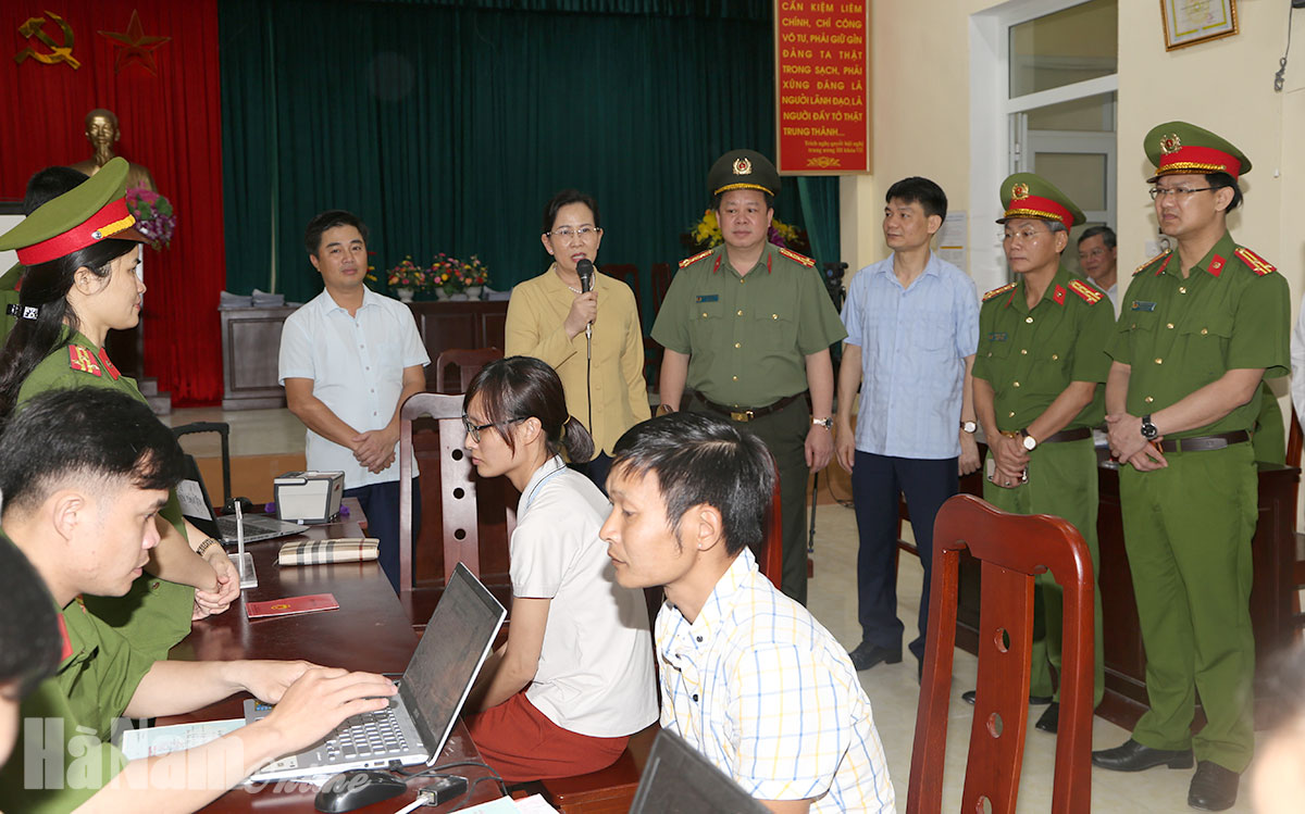 Bí thư Tỉnh ủy kiểm tra, động viên các tổ công tác lưu động cấp thẻ CCCD gắn chíp điện tử trên địa bàn