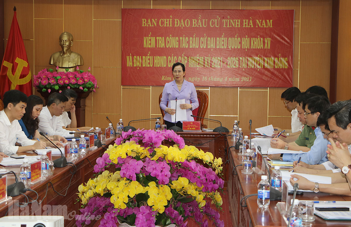 Đồng chí Bí thư Tỉnh ủy Lê Thị Thủy kiểm tra công tác chuẩn bị bầu cử tại Kim Bảng