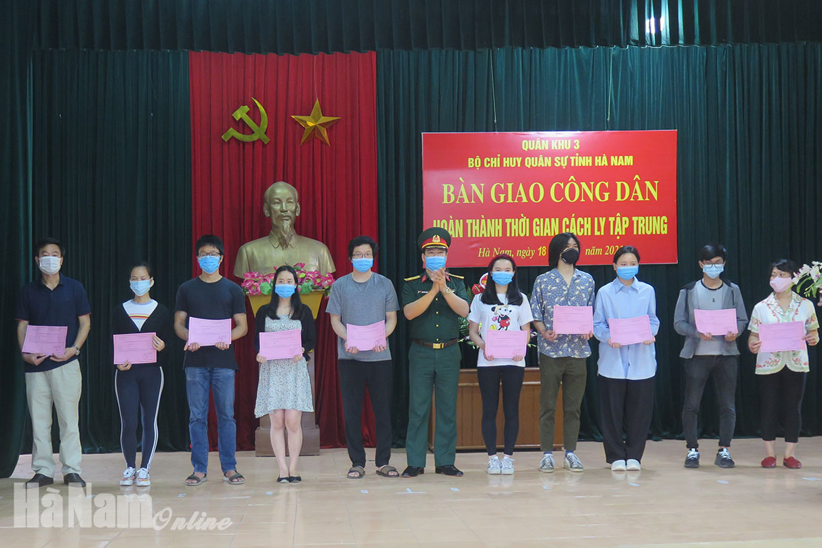 Bàn giao 80 công dân hết thời gian cách ly phòng chống dịch Covid-19 tại Trung đoàn 151 về địa phương