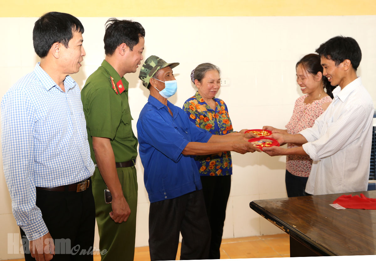 Công an thị trấn Tân Thanh giúp người dân tìm lại 21,4 cây vàng