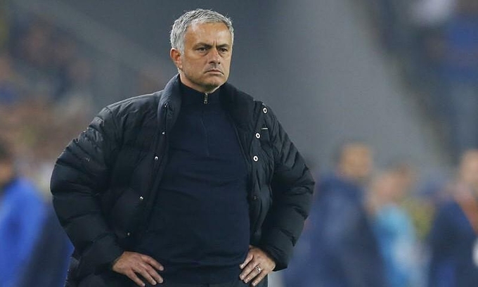 Tottenham sa thải Mourinho