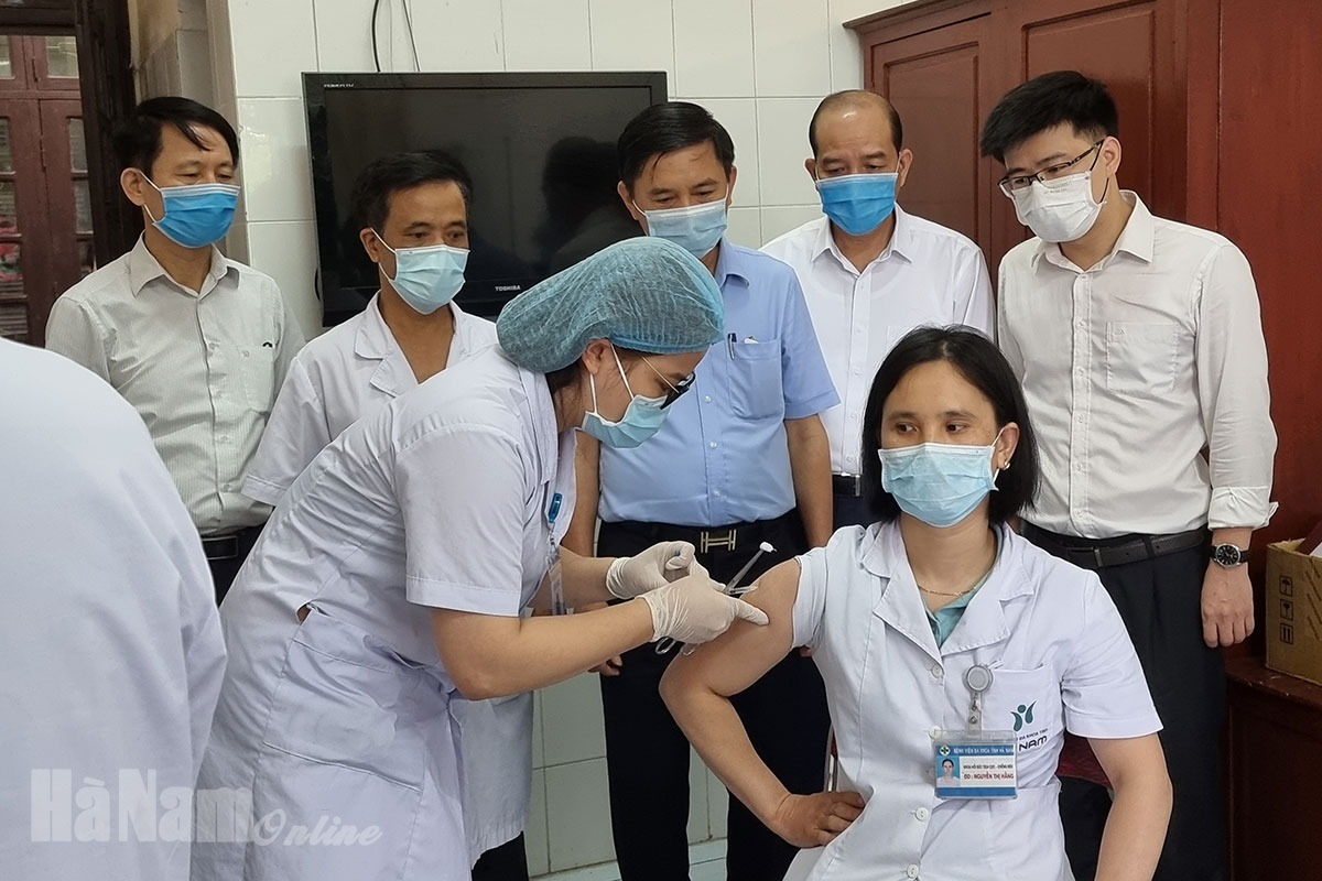 Bệnh viện Đa khoa tỉnh tổ chức tiêm vắc-xin phòng Covid-19 đợt 1/2021