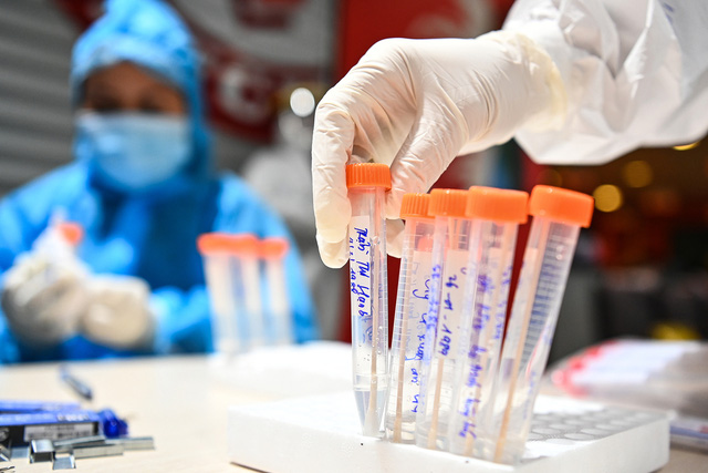 Bố mẹ đẻ, vợ, con bệnh nhân Covid-19 ở Đạo Lý đều dương tính với SARS- Cov2