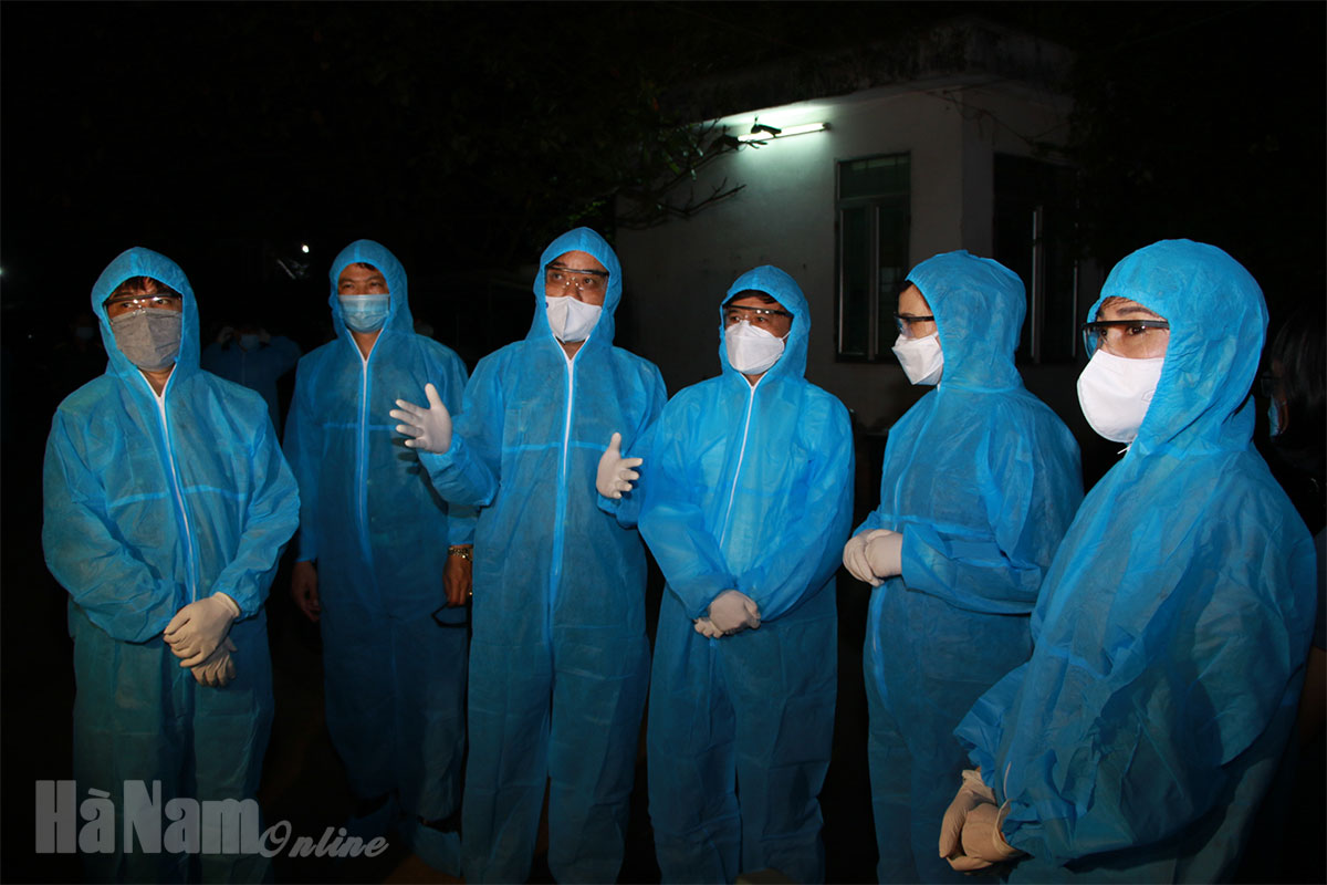 Đồng chí Bí thư Tỉnh ủy Lê Thị Thủy thăm, động viên cán bộ, chiến sỹ làm nhiệm vụ trong khu cách ly tập trung