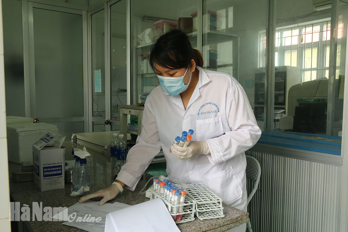 Hà Nam: Chạy đua với thời gian, quyết tâm xét nghiệm xong mẫu bệnh phẩm đã lấy trong ngày 30/4