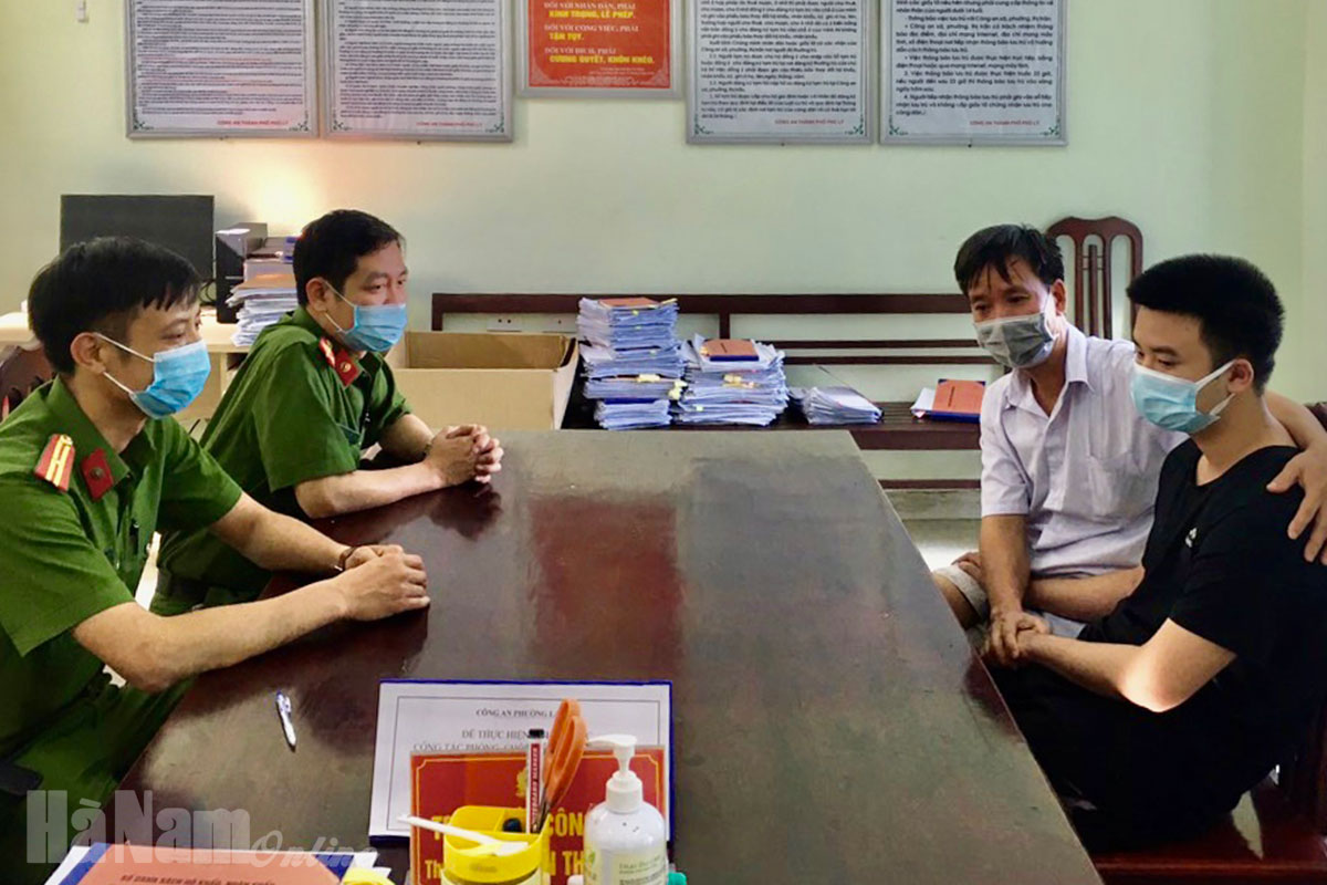 Hai chiến sỹ công an và người dân kịp thời cứu người bị đuối nước ở sông Châu Giang