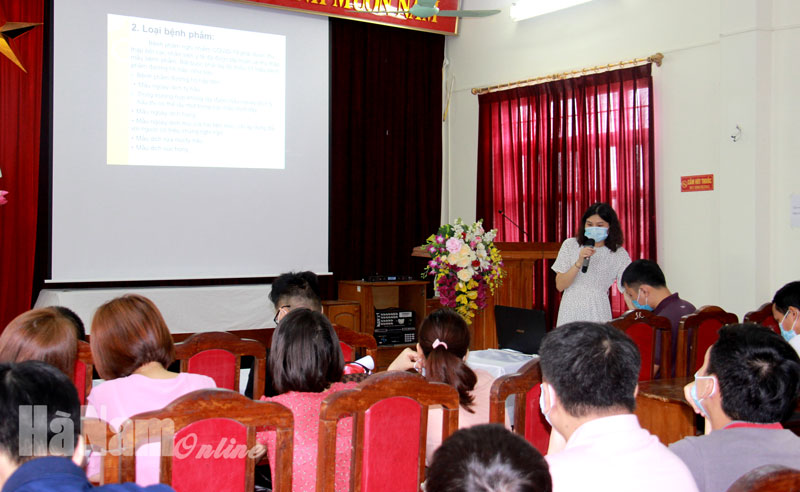 Gần 100 cán bộ, nhân viên y tế cơ sở tập huấn kỹ năng lấy mẫu, bảo quản và vận chuyển mẫu bệnh phẩm nghi Covid-19