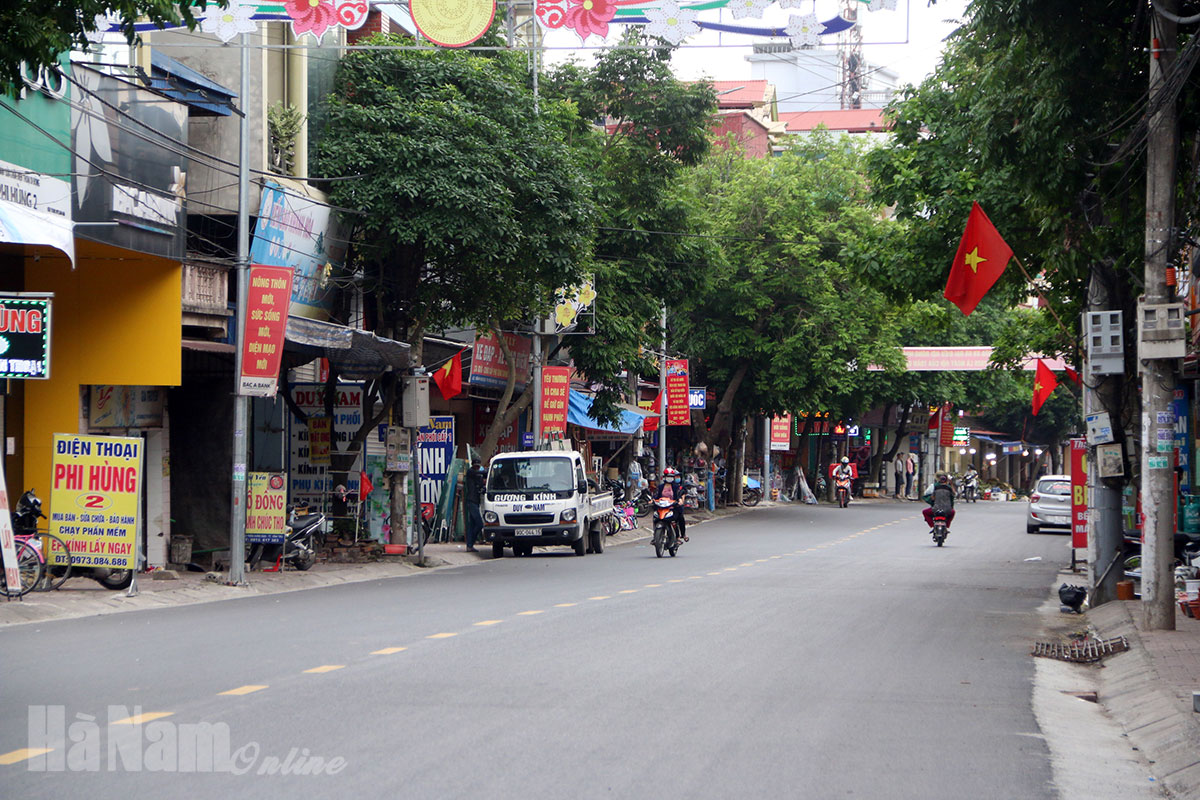 Ngày đầu thực hiện Công điện số 01 ở Lý Nhân: Đường sá, các khu vực công cộng vắng vẻ, hàng quán đóng cửa, người dân ra đường đều đeo khẩu trang