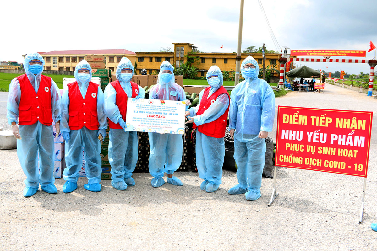 Tổ chức thiện nguyện Thanh Tâm, Chi đoàn cơ quan Tỉnh đoàn tặng trang thiết bị y tế, nhu yếu phẩm cho huyện Lý Nhân