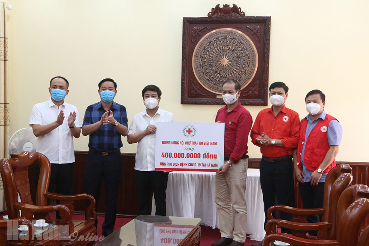 Trung ương Hội Chữ thập đỏ Việt Nam hỗ trợ huyện Lý Nhân 400 triệu đồng và 150 nghìn khẩu trang y tế
