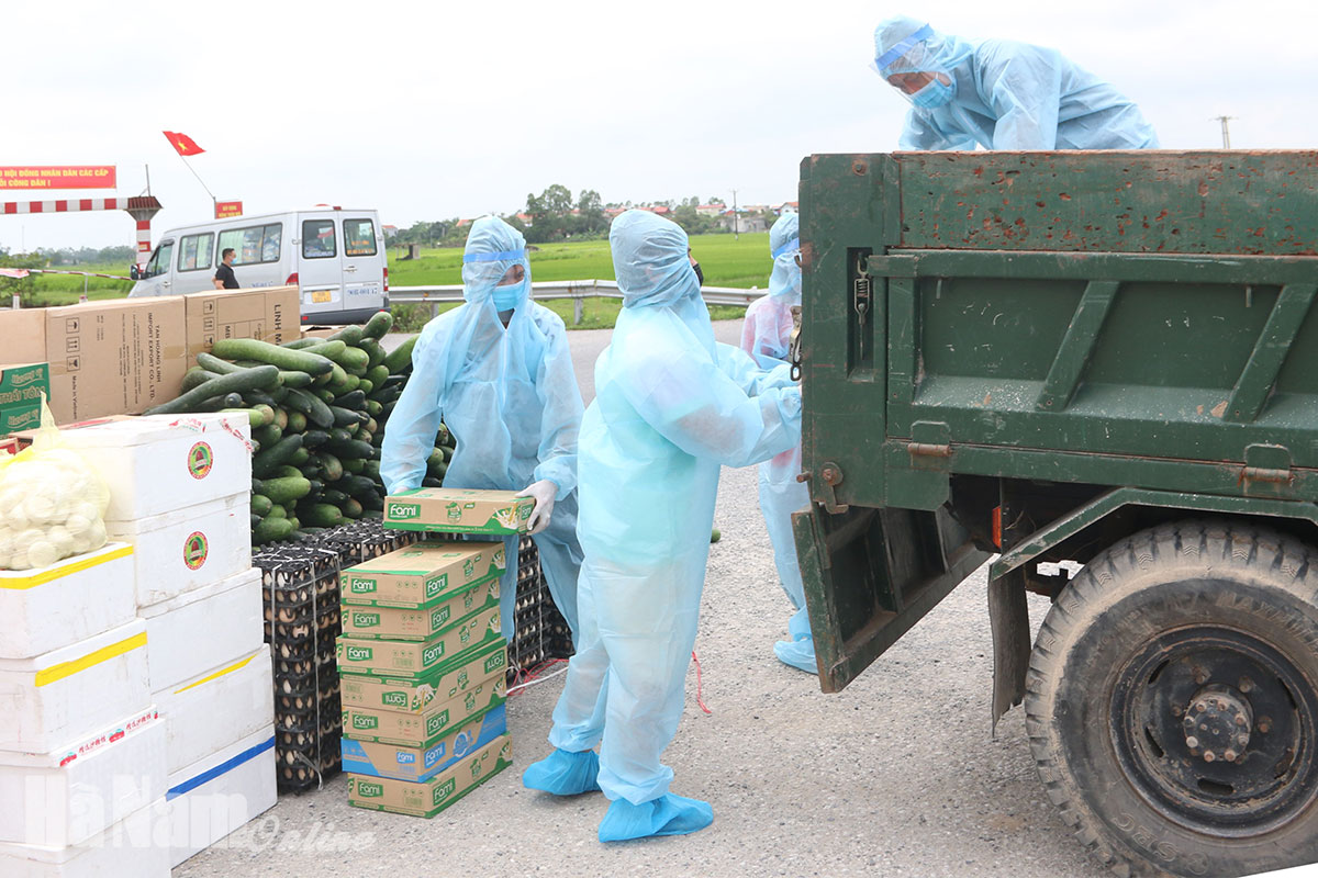 Lý Nhân thành lập 27 điểm cấp phát nhu yếu phẩm cho người dân trong các khu cách ly