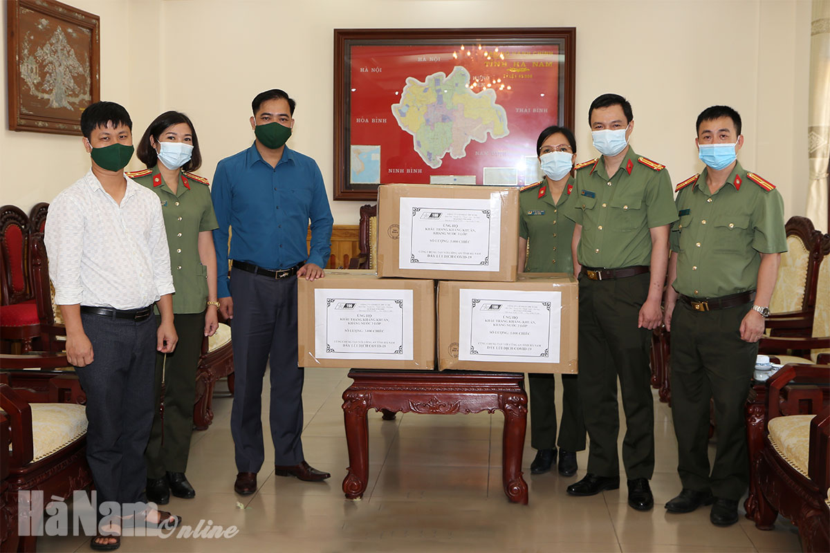 Trao tặng khẩu trang phòng, chống dịch bệnh Covid -19 cho cán bộ, chiến sỹ Công an tỉnh