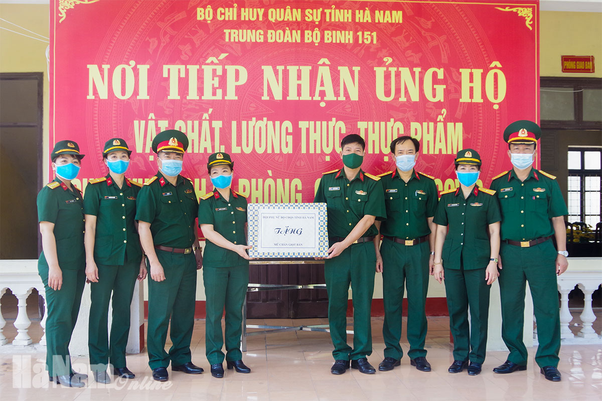 Hội Phụ nữ cơ quan Bộ CHQS tỉnh tặng mũ chống giọt bắn phòng chống dịch