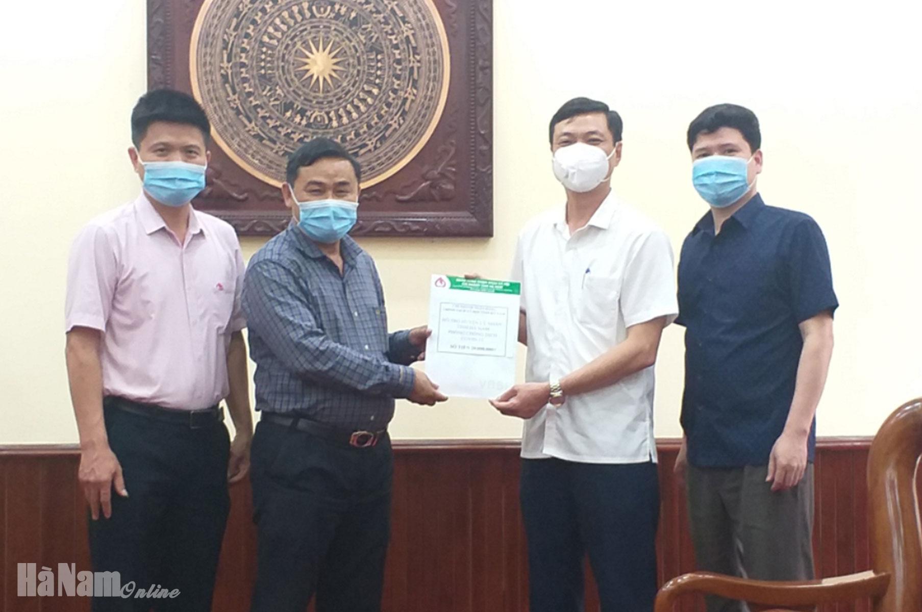 Chi nhánh NHCSXH tỉnh ủng hộ 20 triệu đồng mua các nhu yếu phẩm phục vụ công tác phòng, chống dịch Covid-19