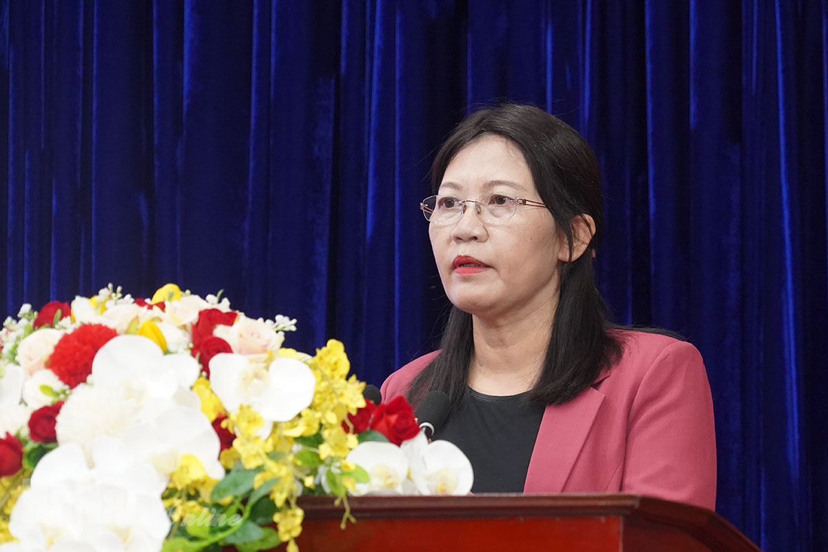 Những người ứng cử ĐBQH khóa XV tiếp xúc cử tri thực hiện quyền vận động bầu cử