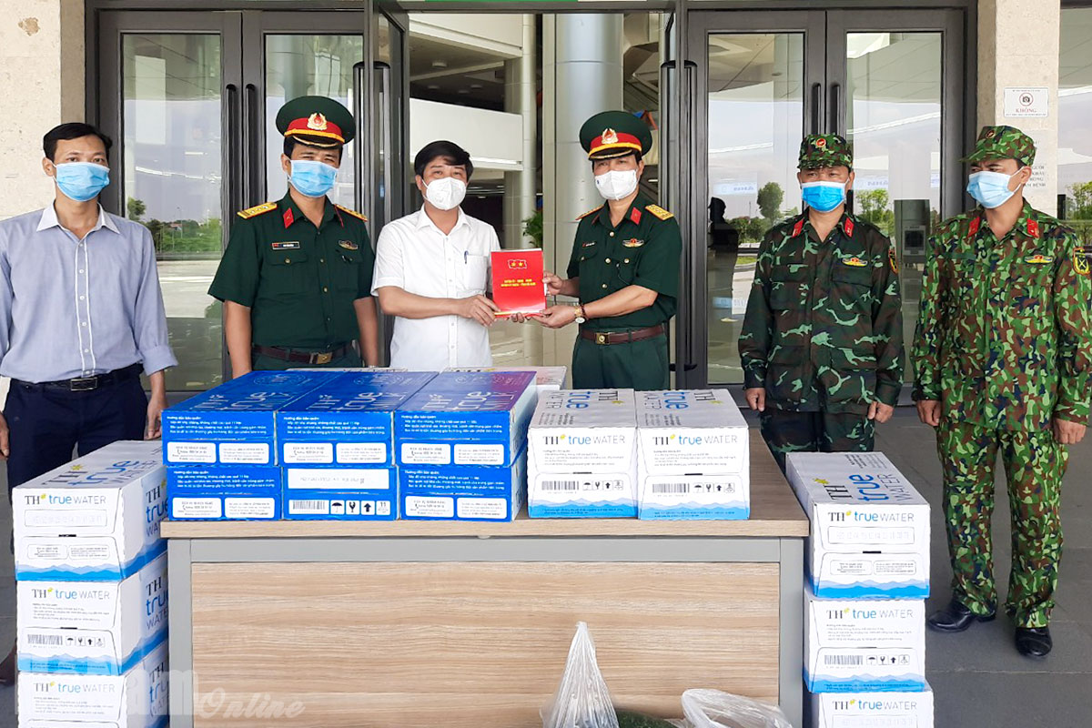 Huyện Lý Nhân tặng quà tại các khu cách ly tập trung trên địa bàn tỉnh