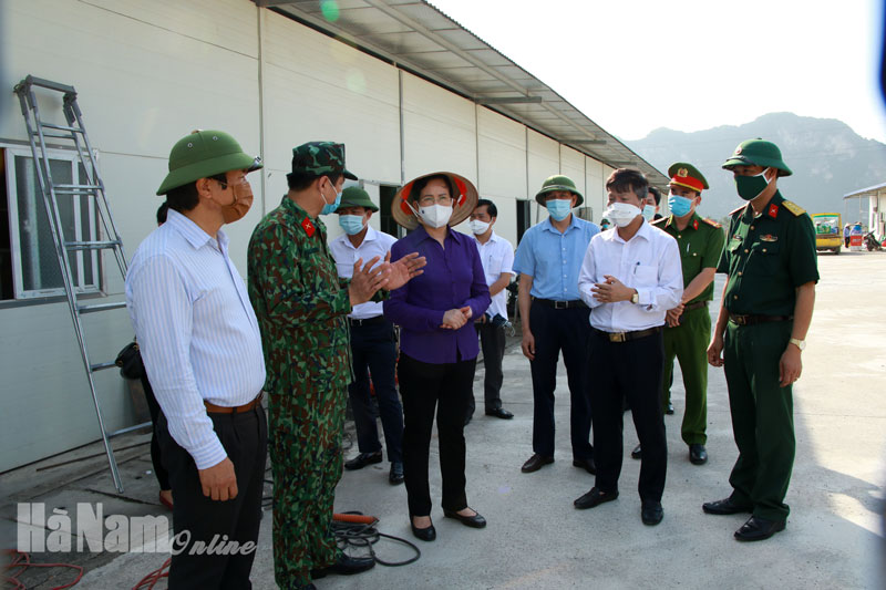Đồng chí Bí thư Tỉnh ủy Lê Thị Thủy kiểm tra công tác phòng chống dịch Covid-19 tại Kim Bảng
