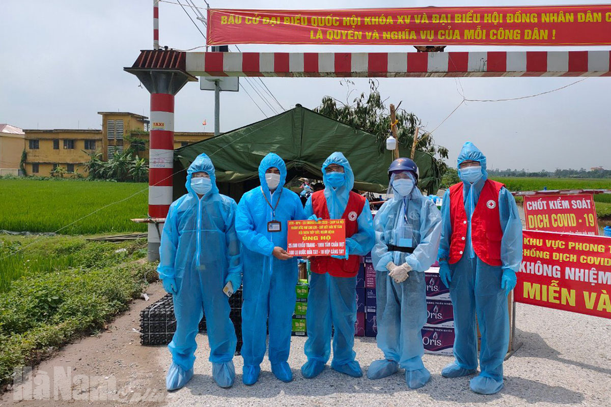 CLB Thiện nguyện Thanh Tâm tặng trang thiết bị y tế, nhu yếu phẩm cho huyện Lý Nhân