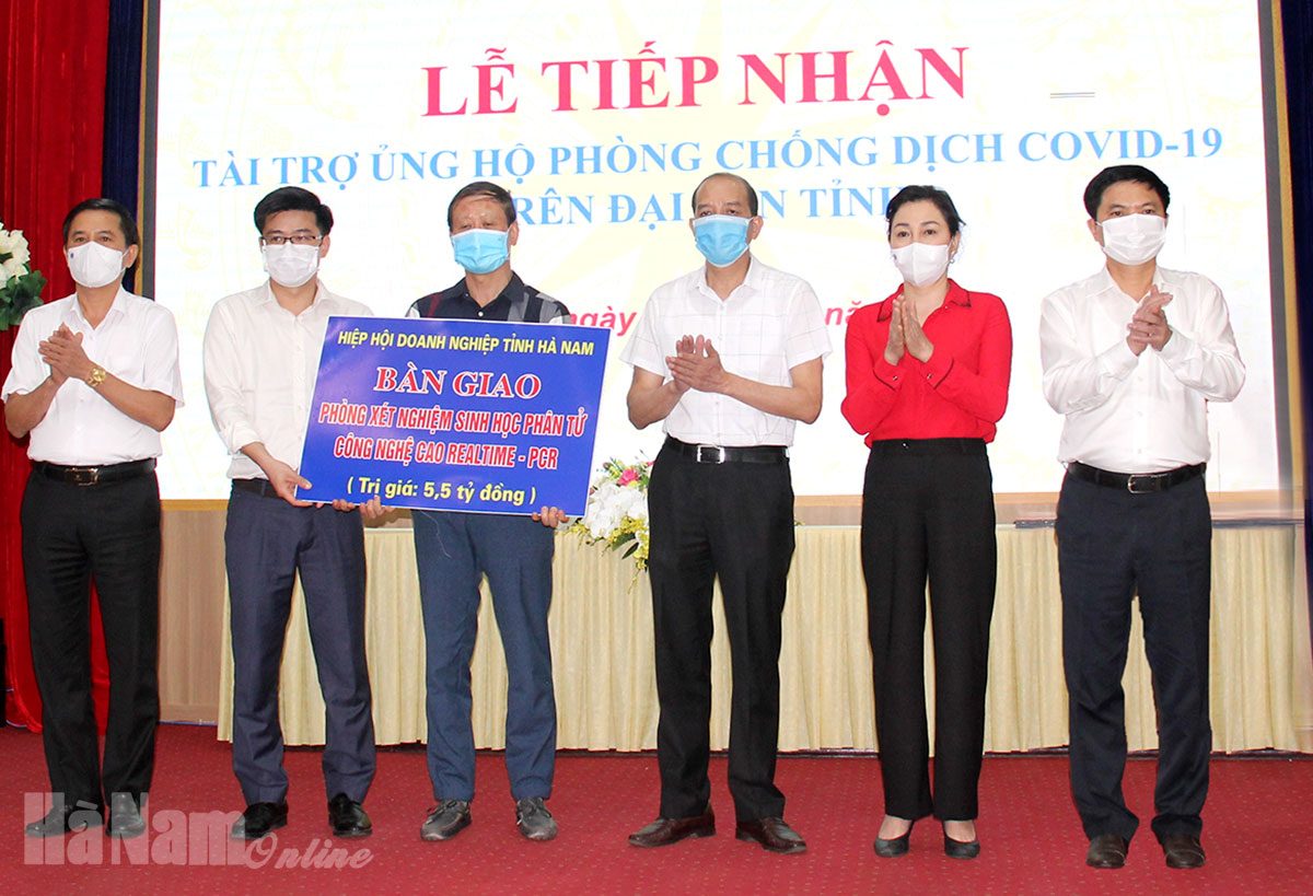 Hiệp hội Doanh nghiệp tỉnh ủng hộ 5,5 tỷ đồng trang bị hệ thống xét nghiệm Realtime-PCR cho Bệnh viện Đa khoa tỉnh