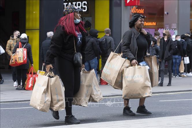 Châu Âu bắt đầu nới lỏng các biện pháp hạn chế chống dịch COVID-19