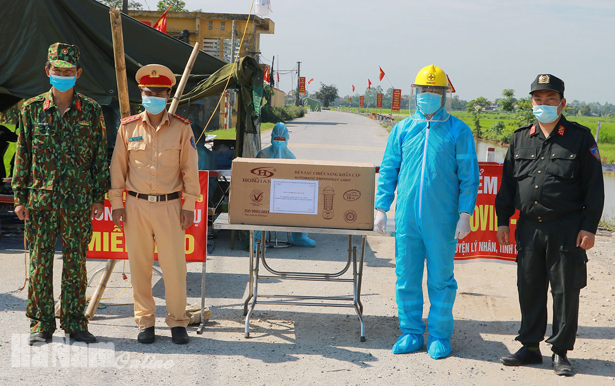 Công ty Điện lực Hà Nam tặng 20 bộ đèn sạc cho các chốt kiểm soát dịch bệnh ở khu vực cách ly