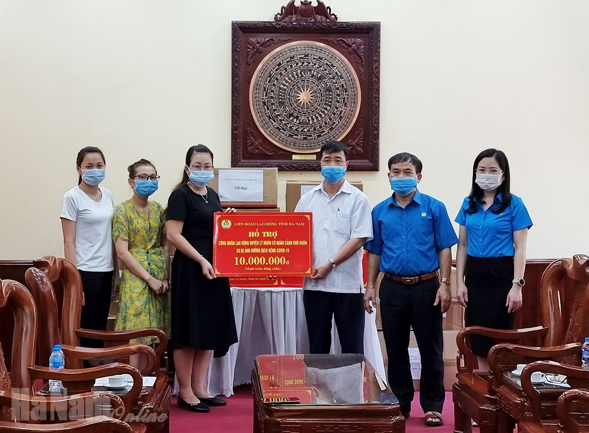 LĐLĐ tỉnh tặng quà hỗ trợ phòng chống dịch Covid-19 tại Lý Nhân