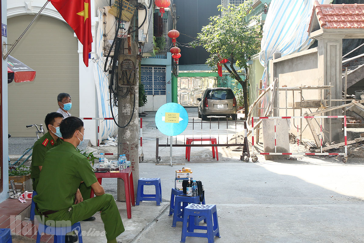 Liên quan đến ca bệnh tại ngõ 199, đường Trường Chinh, TP Phủ Lý: Tạm phong tỏa 1 cụm dân cư, 36 người được lấy mẫu xét nghiệm có kết quả âm tính lần 1 với SARS-CoV-2