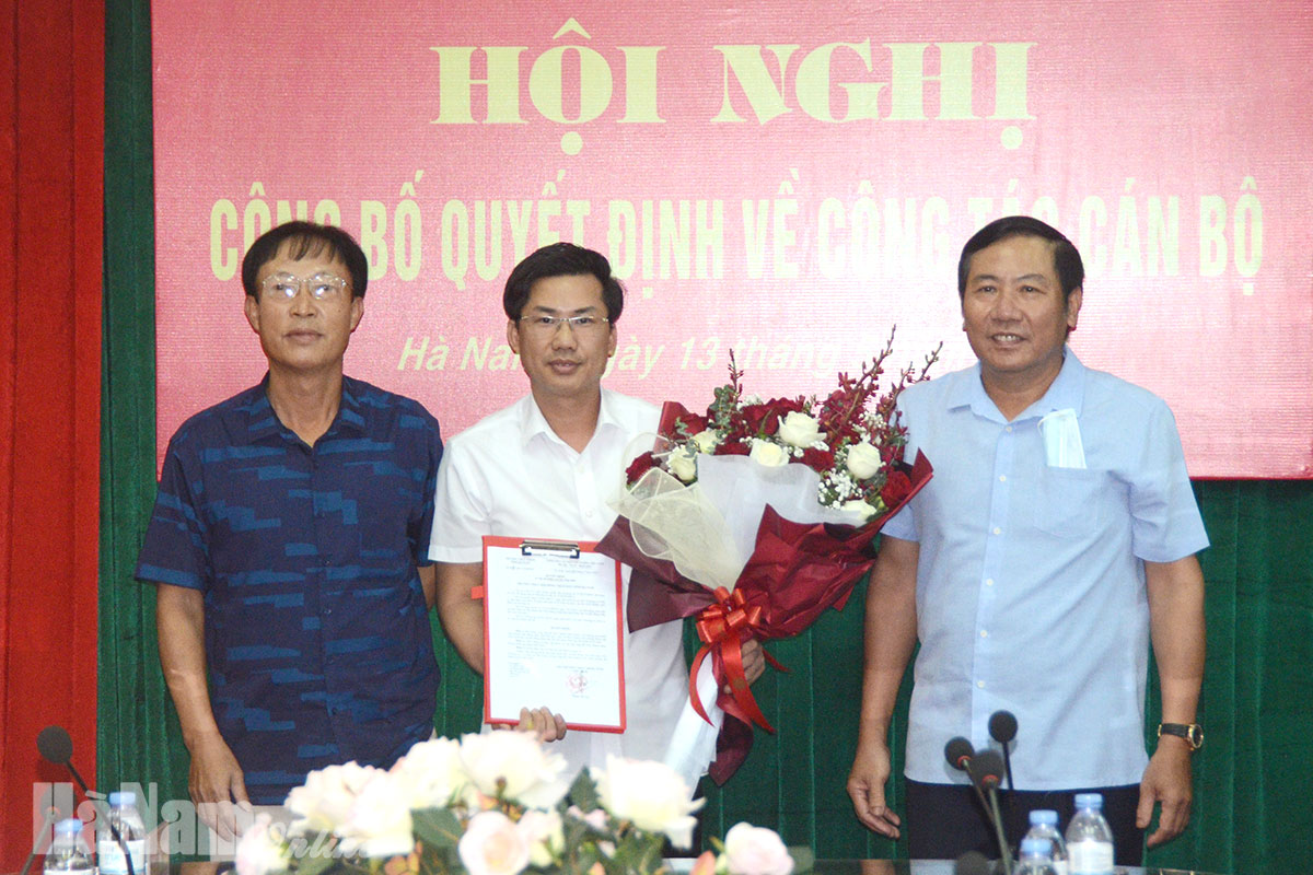 Thường trực HĐND tỉnh tổ chức hội nghị công bố quyết định về công tác cán bộ