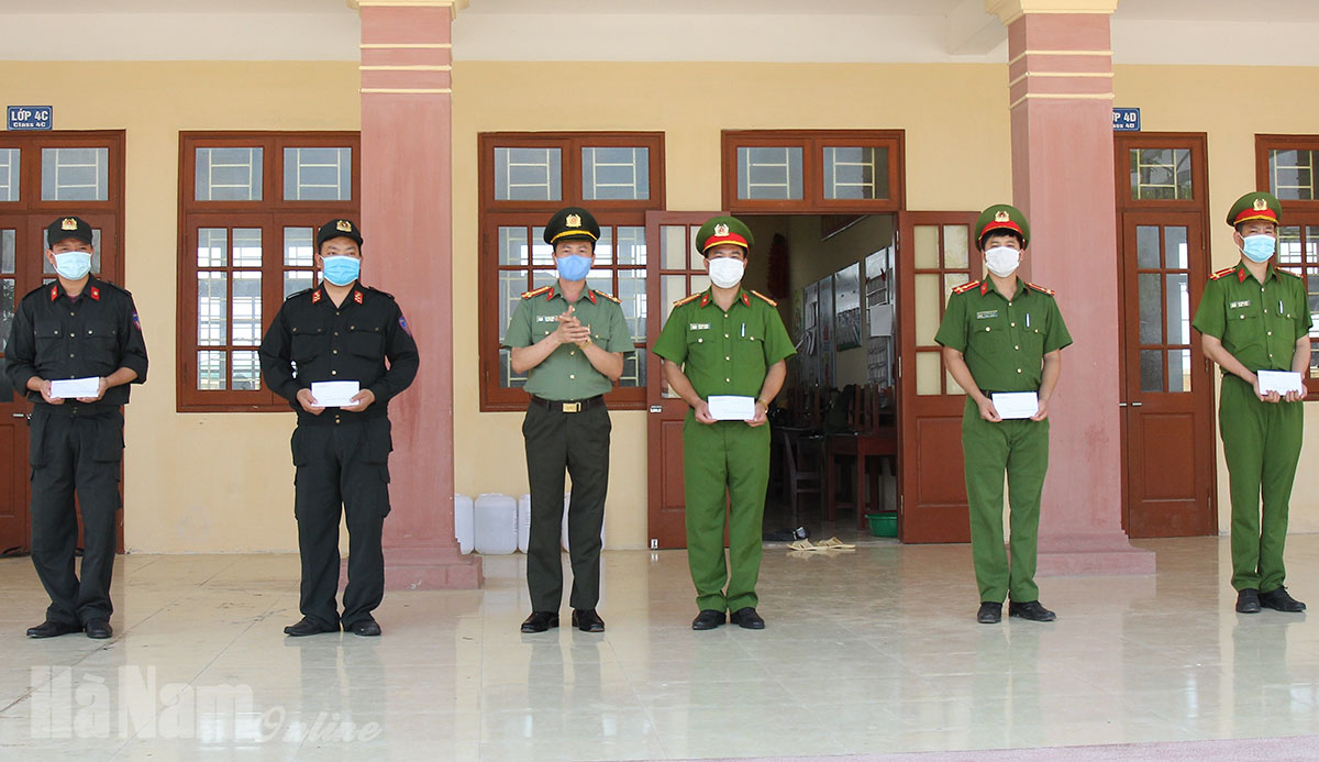 Công an tỉnh trao chế độ phụ cấp cho CBCS chống dịch Covid-19