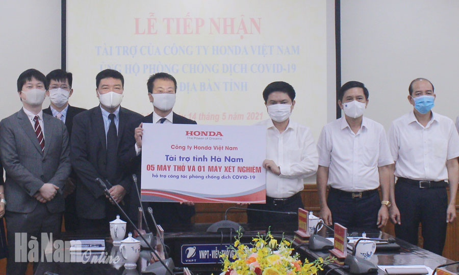 Công ty Honda Việt Nam trao tặng 1 máy xét nghiệm Covid -19 và 5 máy trợ thở xách tay cho tỉnh Hà Nam