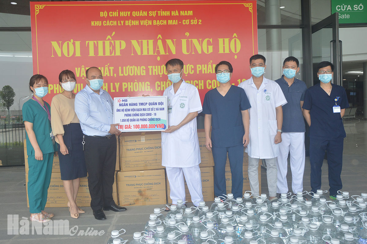 Ngân hàng TMCP Quân đội ủng hộ Bệnh viện Bạch Mai cơ sở 2 trên 1.000 bộ bảo hộ phòng chống dịch