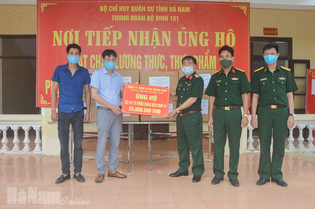 Các tổ chức, doanh nghiệp tiếp tục tặng quà ủng hộ công tác phòng chống dịch